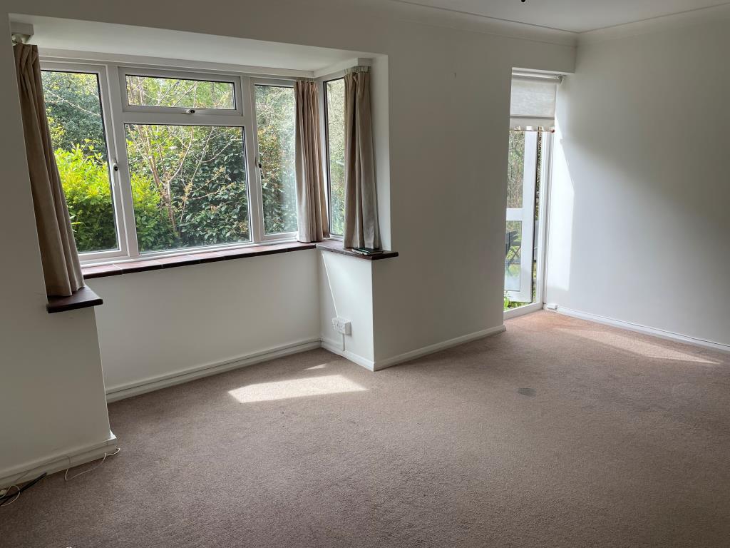 Lot: 14 - TWO-BEDROOM FLAT WITH GARAGE AND GARDENS -